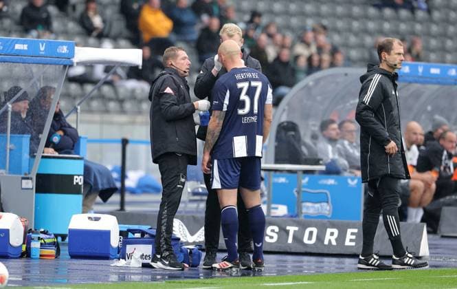 Toni Leistner wird am Kopf behandelt Verletzung Fußball Fussball DFL 2.Bundesliga Herren 8. Spieltag Saison 2025 2026 04.10.2025 Hertha BSC Berlin vs. Preußen Münster DFL regulations prohibit any use of photographs as image sequences and or quasi-video