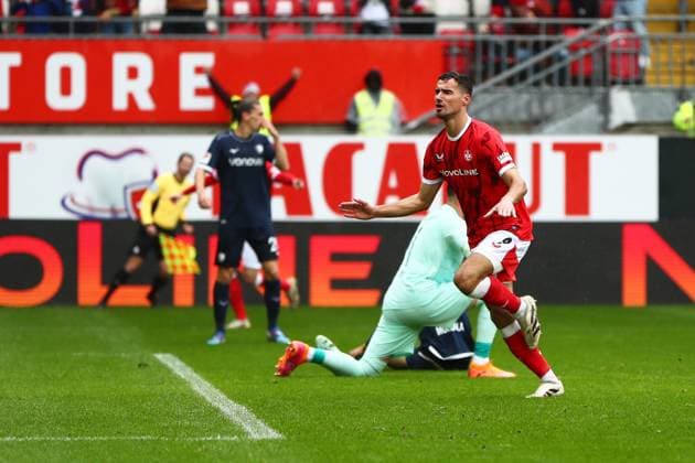 04.10.2025, xmohx, Fussball 2.Bundesliga, 1.FC Kaiserslautern - VfL Bochum v.l. Torjubel nach dem Tor zum celebrating the goal celebrate 1:0 durch Ivan Prtajin (1. FC Kaiserslautern) Timo Horn (VfL Bochum) (DFL DFB REGULATIONS PROHIBIT ANY USE OF PHOTOGRAPHS as IMAGE SEQUENCES and or QUASI-VIDEO) Kaiserslautern