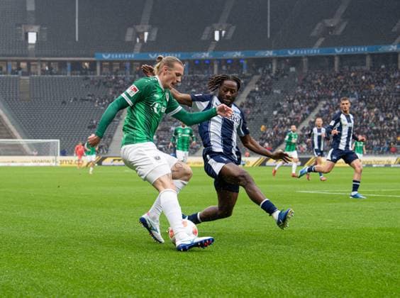 Fussball, Herren, Saison 2025 2026, 2. Bundesliga (8. Spieltag), Hertha BSC - SC Preußen Münster, v.l. Marvin Schulz (Münster), Deyovaisio Zeefuik (Hertha BSC), 04.10. 2025, Copyright: xSebastianxRäppold MatthiasxKochx