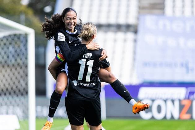 Sport Bilder des Tages Google Pixel Frauen-Bundesliga: SGS Essen - VfL Wolfsburg; 04.10.2025 VfL Wolfsburg bejubelt das Tor, 0:4 durch Kessya Bussy (VfL Wolfsburg, 19). Alexandra Popp (VfL Wolfsburg, 11) Google Pixel Frauen-Bundesliga: SGS Essen - VfL Wolfsburg; Stadion an der Hafenstraße, Essen, 04.10.2025 DFL regulations prohibit any use of photographs as image sequences and or quasi video. *** Google Pixel Frauen Bundesliga SGS Essen VfL Wolfsburg 04 10 2025 VfL Wolfsburg celebrates the goal, 0 4 by Kessya Bussy VfL Wolfsburg, 19 Alexandra Popp VfL Wolfsburg, 11 Google Pixel Frauen Bundesliga SGS Essen VfL Wolfsburg Stadion an der Hafenstraße, Essen, 04 10 2025 DFL regulations prohibit any use of photographs as image sequences and or quasi video Copyright: xBEAUTIFULxSPORTS Buriakovx