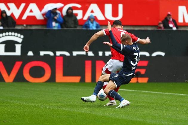 04.10.2025, xmohx, Fussball 2.Bundesliga, 1.FC Kaiserslautern - VfL Bochum v.l. Ivan Prtajin (1. FC Kaiserslautern) Torschuetze, erzielt das Tor, Treffer, scores the goal 1:0 Leandro Morgalla (VfL Bochum) (DFL DFB REGULATIONS PROHIBIT ANY USE OF PHOTOGRAPHS as IMAGE SEQUENCES and or QUASI-VIDEO) Kaiserslautern
