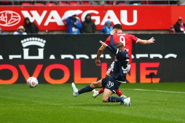 04.10.2025, xmohx, Fussball 2.Bundesliga, 1.FC Kaiserslautern - VfL Bochum v.l. Ivan Prtajin (1. FC Kaiserslautern) Torschuetze, erzielt das Tor, Treffer, scores the goal 1:0 Leandro Morgalla (VfL Bochum) (DFL DFB REGULATIONS PROHIBIT ANY USE OF PHOTOGRAPHS as IMAGE SEQUENCES and or QUASI-VIDEO) Kaiserslautern