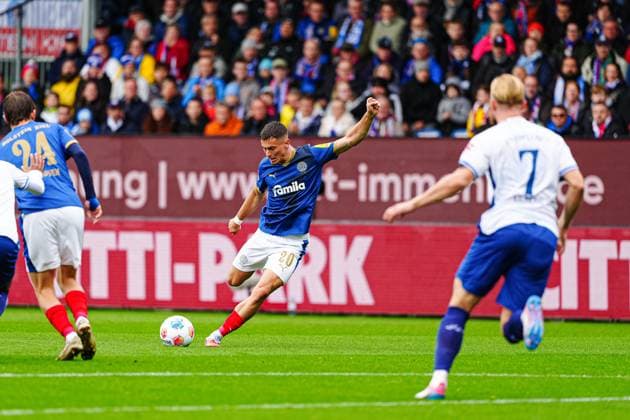 Torschuss Torchance Adrian Kapralik (Holstein Kiel, 20) GER, Holstein Kiel vs. SV Darmstadt 98, Fussball, 2. Bundesliga, Spieltag 8, Saison 2025 2026, 04.10.2025 DFL REGULATIONS PROHIBIT ANY USE OF PHOTOGRAPHS AS IMAGE SEQUENCES AND OR QUASI-VIDEO GER, Holstein Kiel vs. SV Darmstadt 98, Fussball, 2. Bundesliga, Spieltag 8, Saison 2025 2026, 04.10.2025 Kiel