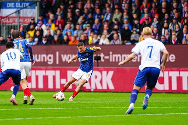 Torschuss Torchance Adrian Kapralik (Holstein Kiel, 20) GER, Holstein Kiel vs. SV Darmstadt 98, Fussball, 2. Bundesliga, Spieltag 8, Saison 2025 2026, 04.10.2025 DFL REGULATIONS PROHIBIT ANY USE OF PHOTOGRAPHS AS IMAGE SEQUENCES AND OR QUASI-VIDEO GER, Holstein Kiel vs. SV Darmstadt 98, Fussball, 2. Bundesliga, Spieltag 8, Saison 2025 2026, 04.10.2025 Kiel