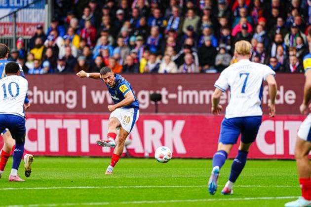 Torschuss Torchance Adrian Kapralik (Holstein Kiel, 20) GER, Holstein Kiel vs. SV Darmstadt 98, Fussball, 2. Bundesliga, Spieltag 8, Saison 2025 2026, 04.10.2025 DFL REGULATIONS PROHIBIT ANY USE OF PHOTOGRAPHS AS IMAGE SEQUENCES AND OR QUASI-VIDEO GER, Holstein Kiel vs. SV Darmstadt 98, Fussball, 2. Bundesliga, Spieltag 8, Saison 2025 2026, 04.10.2025 Kiel