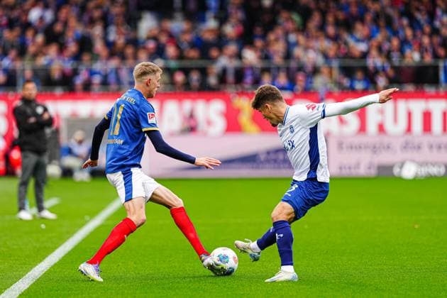 Alexander Bernhardsson (Holstein Kiel, 11), Leon Klassen (SV Darmstadt 98, 03) GER, Holstein Kiel vs. SV Darmstadt 98, Fussball, 2. Bundesliga, Spieltag 8, Saison 2025 2026, 04.10.2025 DFL REGULATIONS PROHIBIT ANY USE OF PHOTOGRAPHS AS IMAGE SEQUENCES AND OR QUASI-VIDEO GER, Holstein Kiel vs. SV Darmstadt 98, Fussball, 2. Bundesliga, Spieltag 8, Saison 2025 2026, 04.10.2025 Kiel