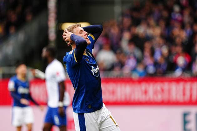 Enttaeuschung Alexander Bernhardsson (Holstein Kiel, 11) nach verpasster Torschuss Torchance GER, Holstein Kiel vs. SV Darmstadt 98, Fussball, 2. Bundesliga, Spieltag 8, Saison 2025 2026, 04.10.2025 DFL REGULATIONS PROHIBIT ANY USE OF PHOTOGRAPHS AS IMAGE SEQUENCES AND OR QUASI-VIDEO GER, Holstein Kiel vs. SV Darmstadt 98, Fussball, 2. Bundesliga, Spieltag 8, Saison 2025 2026, 04.10.2025 Kiel