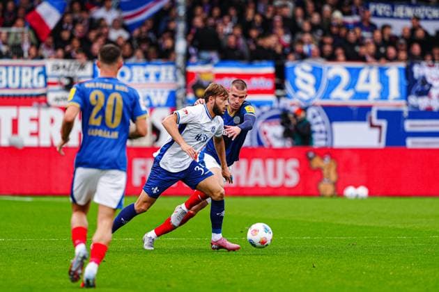 Killan Corredor (SV Darmstadt 98, 34), David Zec (Holstein Kiel, 26) GER, Holstein Kiel vs. SV Darmstadt 98, Fussball, 2. Bundesliga, Spieltag 8, Saison 2025 2026, 04.10.2025 DFL REGULATIONS PROHIBIT ANY USE OF PHOTOGRAPHS AS IMAGE SEQUENCES AND OR QUASI-VIDEO GER, Holstein Kiel vs. SV Darmstadt 98, Fussball, 2. Bundesliga, Spieltag 8, Saison 2025 2026, 04.10.2025 Kiel