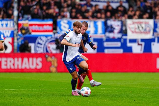 Killan Corredor (SV Darmstadt 98, 34), David Zec (Holstein Kiel, 26) GER, Holstein Kiel vs. SV Darmstadt 98, Fussball, 2. Bundesliga, Spieltag 8, Saison 2025 2026, 04.10.2025 DFL REGULATIONS PROHIBIT ANY USE OF PHOTOGRAPHS AS IMAGE SEQUENCES AND OR QUASI-VIDEO GER, Holstein Kiel vs. SV Darmstadt 98, Fussball, 2. Bundesliga, Spieltag 8, Saison 2025 2026, 04.10.2025 Kiel