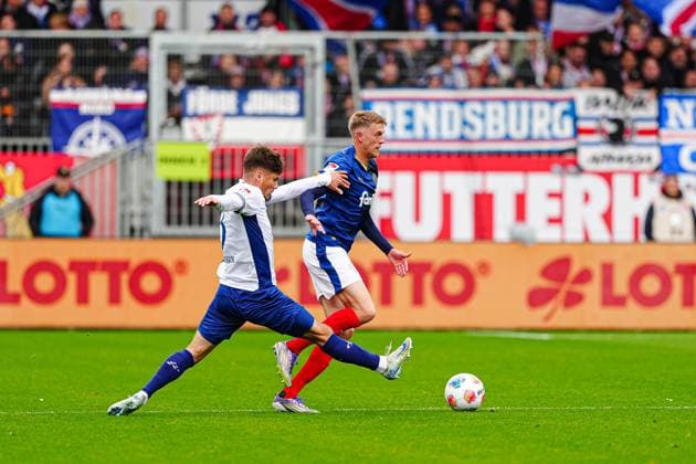 Leon Klassen (SV Darmstadt 98, 03), Alexander Bernhardsson (Holstein Kiel, 11) GER, Holstein Kiel vs. SV Darmstadt 98, Fussball, 2. Bundesliga, Spieltag 8, Saison 2025 2026, 04.10.2025 DFL REGULATIONS PROHIBIT ANY USE OF PHOTOGRAPHS AS IMAGE SEQUENCES AND OR QUASI-VIDEO GER, Holstein Kiel vs. SV Darmstadt 98, Fussball, 2. Bundesliga, Spieltag 8, Saison 2025 2026, 04.10.2025 Kiel