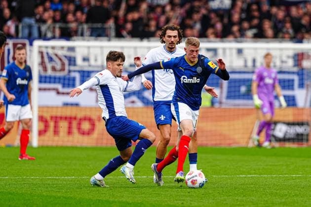 Leon Klassen (SV Darmstadt 98, 03), Alexander Bernhardsson (Holstein Kiel, 11) GER, Holstein Kiel vs. SV Darmstadt 98, Fussball, 2. Bundesliga, Spieltag 8, Saison 2025 2026, 04.10.2025 DFL REGULATIONS PROHIBIT ANY USE OF PHOTOGRAPHS AS IMAGE SEQUENCES AND OR QUASI-VIDEO GER, Holstein Kiel vs. SV Darmstadt 98, Fussball, 2. Bundesliga, Spieltag 8, Saison 2025 2026, 04.10.2025 Kiel