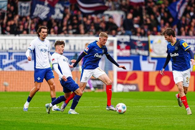Leon Klassen (SV Darmstadt 98, 03), Alexander Bernhardsson (Holstein Kiel, 11) GER, Holstein Kiel vs. SV Darmstadt 98, Fussball, 2. Bundesliga, Spieltag 8, Saison 2025 2026, 04.10.2025 DFL REGULATIONS PROHIBIT ANY USE OF PHOTOGRAPHS AS IMAGE SEQUENCES AND OR QUASI-VIDEO GER, Holstein Kiel vs. SV Darmstadt 98, Fussball, 2. Bundesliga, Spieltag 8, Saison 2025 2026, 04.10.2025 Kiel