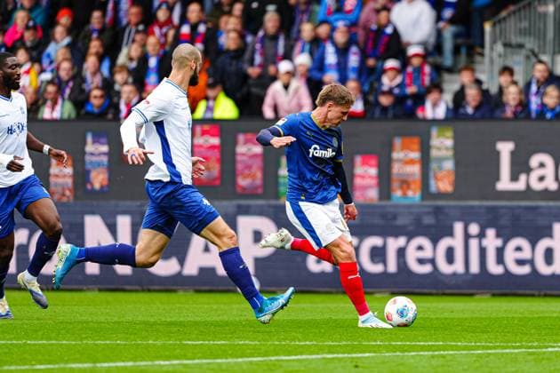 Torschuss Torchance Phil Harres (Holstein Kiel, 19) GER, Holstein Kiel vs. SV Darmstadt 98, Fussball, 2. Bundesliga, Spieltag 8, Saison 2025 2026, 04.10.2025 DFL REGULATIONS PROHIBIT ANY USE OF PHOTOGRAPHS AS IMAGE SEQUENCES AND OR QUASI-VIDEO GER, Holstein Kiel vs. SV Darmstadt 98, Fussball, 2. Bundesliga, Spieltag 8, Saison 2025 2026, 04.10.2025 Kiel