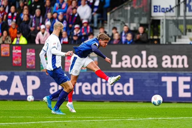 Torschuss Torchance Phil Harres (Holstein Kiel, 19) GER, Holstein Kiel vs. SV Darmstadt 98, Fussball, 2. Bundesliga, Spieltag 8, Saison 2025 2026, 04.10.2025 DFL REGULATIONS PROHIBIT ANY USE OF PHOTOGRAPHS AS IMAGE SEQUENCES AND OR QUASI-VIDEO GER, Holstein Kiel vs. SV Darmstadt 98, Fussball, 2. Bundesliga, Spieltag 8, Saison 2025 2026, 04.10.2025 Kiel