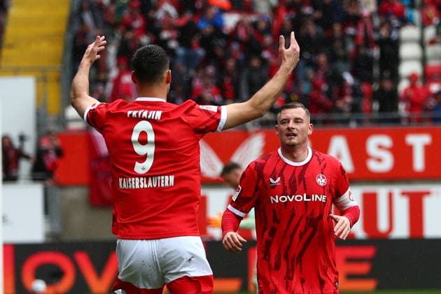 04.10.2025, xmohx, Fussball 2.Bundesliga, 1.FC Kaiserslautern - VfL Bochum v.l. Torjubel nach dem Tor zum celebrating the goal celebrate 1:0 durch Ivan Prtajin (1. FC Kaiserslautern) mit Marlon Ritter (1. FC Kaiserslautern) (DFL DFB REGULATIONS PROHIBIT ANY USE OF PHOTOGRAPHS as IMAGE SEQUENCES and or QUASI-VIDEO) Kaiserslautern