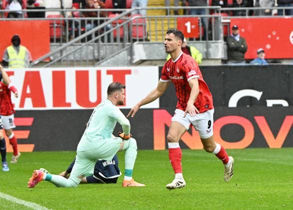 Fussball - 2. Bundesliga - Saison 2025 26 1. FC Kaiserslautern 04.10.2025 Fritz-Walter-Stadion 1. FC Kaiserslautern (fck) - VfL Bochum (bo) Ivan PRTAJIN (1. FC Kaiserslautern),re jubelt nach dem 1:0, LI: BO01 1. FC Kaiserslautern