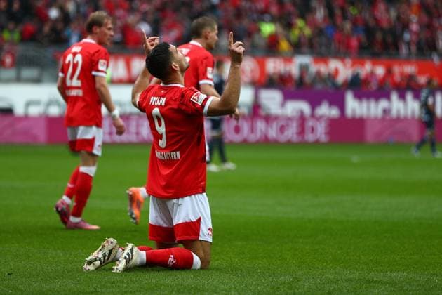 04.10.2025, xmohx, Fussball 2.Bundesliga, 1.FC Kaiserslautern - VfL Bochum v.l. Torjubel nach dem Tor zum celebrating the goal celebrate 1:0 durch Ivan Prtajin (1. FC Kaiserslautern) (DFL DFB REGULATIONS PROHIBIT ANY USE OF PHOTOGRAPHS as IMAGE SEQUENCES and or QUASI-VIDEO) Kaiserslautern