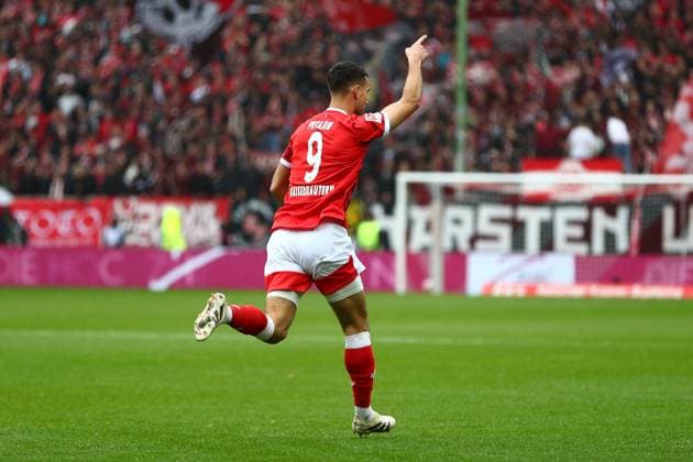 04.10.2025, xmohx, Fussball 2.Bundesliga, 1.FC Kaiserslautern - VfL Bochum v.l. Torjubel nach dem Tor zum celebrating the goal celebrate 1:0 durch Ivan Prtajin (1. FC Kaiserslautern) (DFL DFB REGULATIONS PROHIBIT ANY USE OF PHOTOGRAPHS as IMAGE SEQUENCES and or QUASI-VIDEO) Kaiserslautern