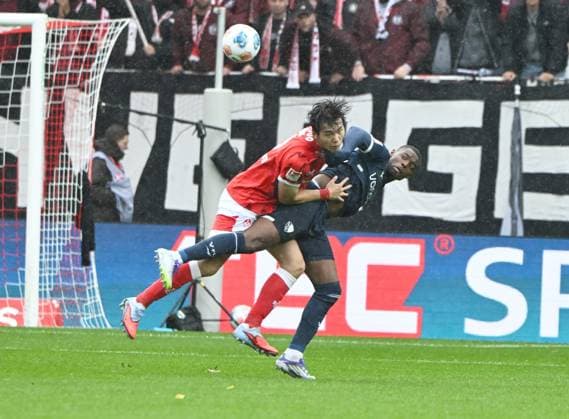 Fussball - 2. Bundesliga - Saison 2025 26 1. FC Kaiserslautern 04.10.2025 Fritz-Walter-Stadion 1. FC Kaiserslautern (fck) - VfL Bochum (bo) Jisoo KIM 1. FC Kaiserslautern), li - Mathis CLAIRICIA (VfL Bochum) 1. FC Kaiserslautern