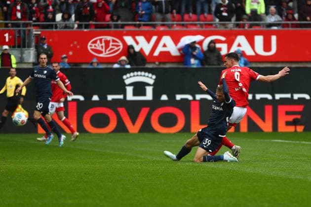 04.10.2025, xmohx, Fussball 2.Bundesliga, 1.FC Kaiserslautern - VfL Bochum v.l. Ivan Prtajin (1. FC Kaiserslautern) Torschuetze, erzielt das Tor, Treffer, scores the goal 1:0 Leandro Morgalla (VfL Bochum) (DFL DFB REGULATIONS PROHIBIT ANY USE OF PHOTOGRAPHS as IMAGE SEQUENCES and or QUASI-VIDEO) Kaiserslautern