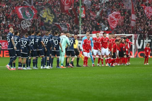 04.10.2025, xmohx, Fussball 2.Bundesliga, 1.FC Kaiserslautern - VfL Bochum v.l. Begrüßung der Mannschaften (DFL DFB REGULATIONS PROHIBIT ANY USE OF PHOTOGRAPHS as IMAGE SEQUENCES and or QUASI-VIDEO) Kaiserslautern