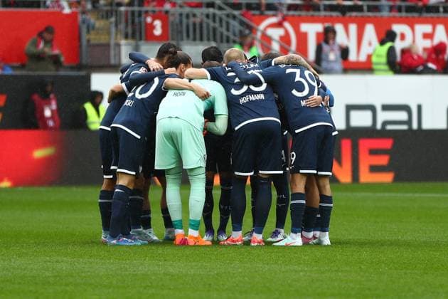 04.10.2025, xmohx, Fussball 2.Bundesliga, 1.FC Kaiserslautern - VfL Bochum v.l. Teamkreis Bochum (DFL DFB REGULATIONS PROHIBIT ANY USE OF PHOTOGRAPHS as IMAGE SEQUENCES and or QUASI-VIDEO) Kaiserslautern