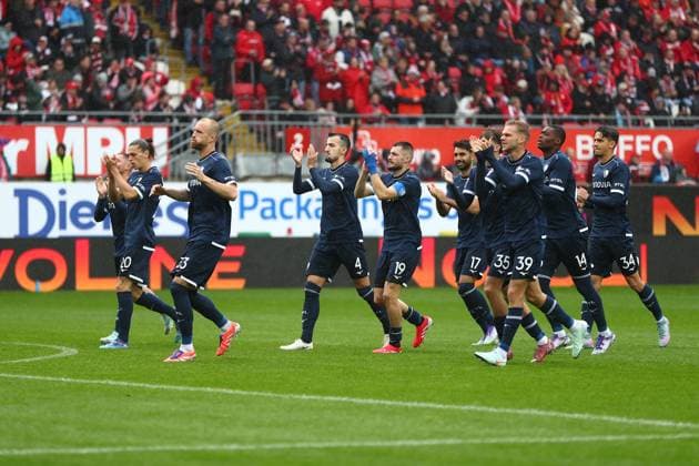 04.10.2025, xmohx, Fussball 2.Bundesliga, 1.FC Kaiserslautern - VfL Bochum v.l. Die Spieler des VfL begrüßen die Fans (DFL DFB REGULATIONS PROHIBIT ANY USE OF PHOTOGRAPHS as IMAGE SEQUENCES and or QUASI-VIDEO) Kaiserslautern