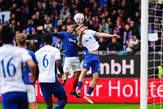 Sport Bilder des Tages Kopfballduell Luftzweikampf Steven Skrzybski (Holstein Kiel, 07), Aleksandar Vukotic (SV Darmstadt 98, 20) GER, Holstein Kiel vs. SV Darmstadt 98, Fussball, 2. Bundesliga, Spieltag 8, Saison 2025 2026, 04.10.2025 DFL REGULATIONS PROHIBIT ANY USE OF PHOTOGRAPHS AS IMAGE SEQUENCES AND OR QUASI-VIDEO GER, Holstein Kiel vs. SV Darmstadt 98, Fussball, 2. Bundesliga, Spieltag 8, Saison 2025 2026, 04.10.2025 Kiel *** Header duel aerial duel Steven Skrzybski Holstein Kiel, 07 , Aleksandar Vukotic SV Darmstadt 98, 20 GER, Holstein Kiel vs SV Darmstadt 98, Football, 2 Bundesliga, Matchday 8, Season 2025 2026, 04 10 2025 DFL REGULATES PROHIBIT ANY USE OF PHOTOGRAPHS AS IMAGE SEQUENCES AND OR QUASI VIDEO GER, Holstein Kiel vs SV Darmstadt 98, Football, 2 Bundesliga, Matchday 8, Season 2025 2026, 04 10 2025 Kiel Copyright: xEibner-Pressefoto MarcelxvonxFehrnx EP_MFN