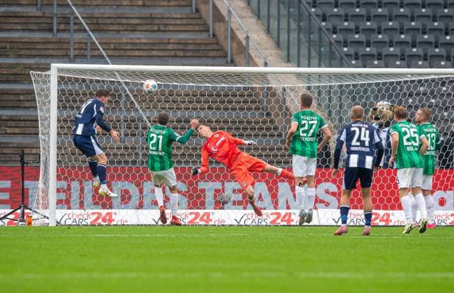 Fussball, Herren, Saison 2025 2026, 2. Bundesliga (8. Spieltag), Hertha BSC - SC Preußen Münster, v.l. Sebastian Grönning (Hertha BSC) erzielt das Tor zum 1:0 gegen Rico Preißinger (Münster) und Torhüter Johannes Schenk (Münster), 04.10. 2025, Copyright: xSebastianxRäppold MatthiasxKochx
