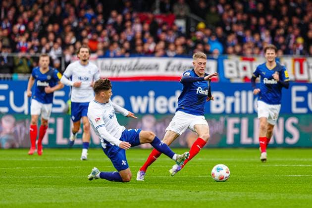 Leon Klassen (SV Darmstadt 98, 03), Alexander Bernhardsson (Holstein Kiel, 11) GER, Holstein Kiel vs. SV Darmstadt 98, Fussball, 2. Bundesliga, Spieltag 8, Saison 2025 2026, 04.10.2025 DFL REGULATIONS PROHIBIT ANY USE OF PHOTOGRAPHS AS IMAGE SEQUENCES AND OR QUASI-VIDEO GER, Holstein Kiel vs. SV Darmstadt 98, Fussball, 2. Bundesliga, Spieltag 8, Saison 2025 2026, 04.10.2025 Kiel