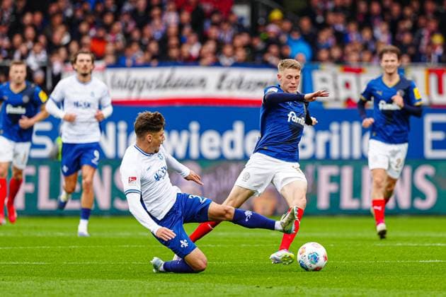 Leon Klassen (SV Darmstadt 98, 03), Alexander Bernhardsson (Holstein Kiel, 11) GER, Holstein Kiel vs. SV Darmstadt 98, Fussball, 2. Bundesliga, Spieltag 8, Saison 2025 2026, 04.10.2025 DFL REGULATIONS PROHIBIT ANY USE OF PHOTOGRAPHS AS IMAGE SEQUENCES AND OR QUASI-VIDEO GER, Holstein Kiel vs. SV Darmstadt 98, Fussball, 2. Bundesliga, Spieltag 8, Saison 2025 2026, 04.10.2025 Kiel