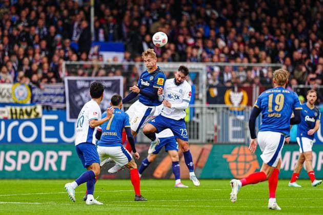 Kopfballduell Luftzweikampf Kasper Davidsen (Holstein Kiel, 15), Marco Richter (SV Darmstadt 98, 23) GER, Holstein Kiel vs. SV Darmstadt 98, Fussball, 2. Bundesliga, Spieltag 8, Saison 2025 2026, 04.10.2025 DFL REGULATIONS PROHIBIT ANY USE OF PHOTOGRAPHS AS IMAGE SEQUENCES AND OR QUASI-VIDEO GER, Holstein Kiel vs. SV Darmstadt 98, Fussball, 2. Bundesliga, Spieltag 8, Saison 2025 2026, 04.10.2025 Kiel