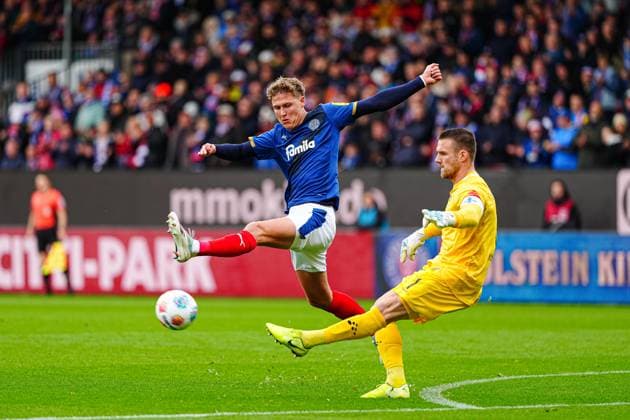Phil Harres (Holstein Kiel, 19), Marcel Schuhen (SV Darmstadt 98, 01) GER, Holstein Kiel vs. SV Darmstadt 98, Fussball, 2. Bundesliga, Spieltag 8, Saison 2025 2026, 04.10.2025 DFL REGULATIONS PROHIBIT ANY USE OF PHOTOGRAPHS AS IMAGE SEQUENCES AND OR QUASI-VIDEO GER, Holstein Kiel vs. SV Darmstadt 98, Fussball, 2. Bundesliga, Spieltag 8, Saison 2025 2026, 04.10.2025 Kiel