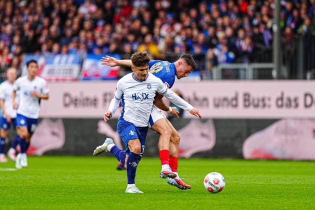 Leon Klassen (SV Darmstadt 98, 03), Adrian Kapralik (Holstein Kiel, 20) GER, Holstein Kiel vs. SV Darmstadt 98, Fussball, 2. Bundesliga, Spieltag 8, Saison 2025 2026, 04.10.2025 DFL REGULATIONS PROHIBIT ANY USE OF PHOTOGRAPHS AS IMAGE SEQUENCES AND OR QUASI-VIDEO GER, Holstein Kiel vs. SV Darmstadt 98, Fussball, 2. Bundesliga, Spieltag 8, Saison 2025 2026, 04.10.2025 Kiel