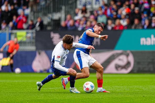 Leon Klassen (SV Darmstadt 98, 03), Adrian Kapralik (Holstein Kiel, 20) GER, Holstein Kiel vs. SV Darmstadt 98, Fussball, 2. Bundesliga, Spieltag 8, Saison 2025 2026, 04.10.2025 DFL REGULATIONS PROHIBIT ANY USE OF PHOTOGRAPHS AS IMAGE SEQUENCES AND OR QUASI-VIDEO GER, Holstein Kiel vs. SV Darmstadt 98, Fussball, 2. Bundesliga, Spieltag 8, Saison 2025 2026, 04.10.2025 Kiel
