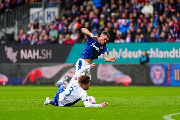 Leon Klassen (SV Darmstadt 98, 03), Adrian Kapralik (Holstein Kiel, 20) GER, Holstein Kiel vs. SV Darmstadt 98, Fussball, 2. Bundesliga, Spieltag 8, Saison 2025 2026, 04.10.2025 DFL REGULATIONS PROHIBIT ANY USE OF PHOTOGRAPHS AS IMAGE SEQUENCES AND OR QUASI-VIDEO GER, Holstein Kiel vs. SV Darmstadt 98, Fussball, 2. Bundesliga, Spieltag 8, Saison 2025 2026, 04.10.2025 Kiel