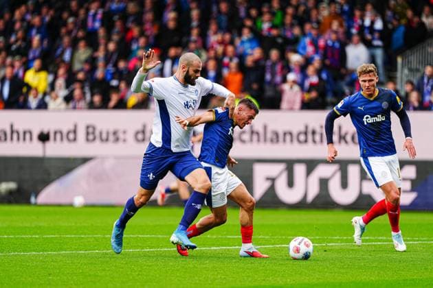 Aleksandar Vukotic (SV Darmstadt 98, 20), Adrian Kapralik (Holstein Kiel, 20) GER, Holstein Kiel vs. SV Darmstadt 98, Fussball, 2. Bundesliga, Spieltag 8, Saison 2025 2026, 04.10.2025 DFL REGULATIONS PROHIBIT ANY USE OF PHOTOGRAPHS AS IMAGE SEQUENCES AND OR QUASI-VIDEO GER, Holstein Kiel vs. SV Darmstadt 98, Fussball, 2. Bundesliga, Spieltag 8, Saison 2025 2026, 04.10.2025 Kiel