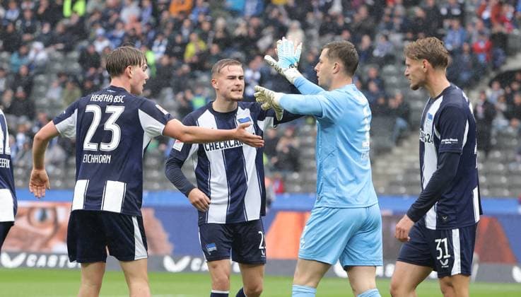 Kennet Eichhorn, Marten Winkler, Torwart Tjark Ernst jubelt nach Parade Freude Emotion Jubel Fußball Fussball DFL 2.Bundesliga Herren 8. Spieltag Saison 2025 2026 04.10.2025 Hertha BSC Berlin vs. Preußen Münster DFL regulations prohibit any use of photographs as image sequences and or quasi-video