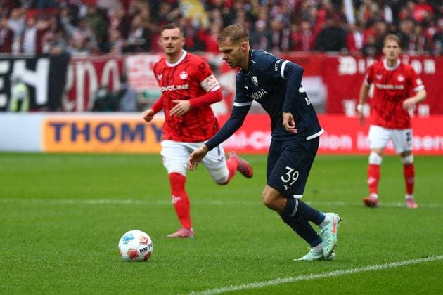 04.10.2025, xmohx, Fussball 2.Bundesliga, 1.FC Kaiserslautern - VfL Bochum v.l. Leandro Morgalla (VfL Bochum) (DFL DFB REGULATIONS PROHIBIT ANY USE OF PHOTOGRAPHS as IMAGE SEQUENCES and or QUASI-VIDEO) Kaiserslautern