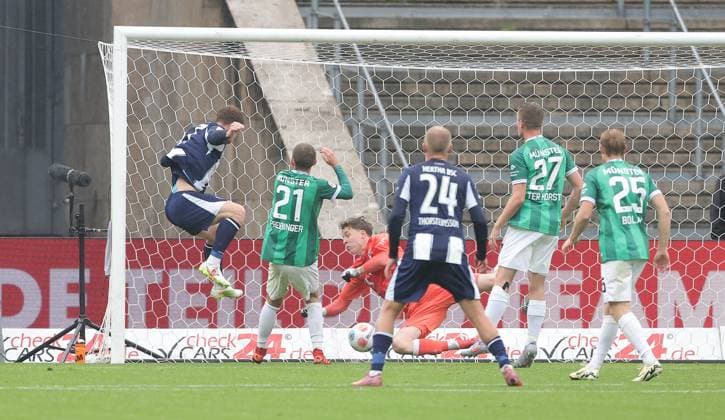 Sebastian Grönning erzielt das Tor zum 1:0 gegen Torwart Johannes Schenk Zweikampf Spielszene Aktion Fußball Fussball DFL 2.Bundesliga Herren 8. Spieltag Saison 2025 2026 04.10.2025 Hertha BSC Berlin vs. Preußen Münster DFL regulations prohibit any use of photographs as image sequences and or quasi-video
