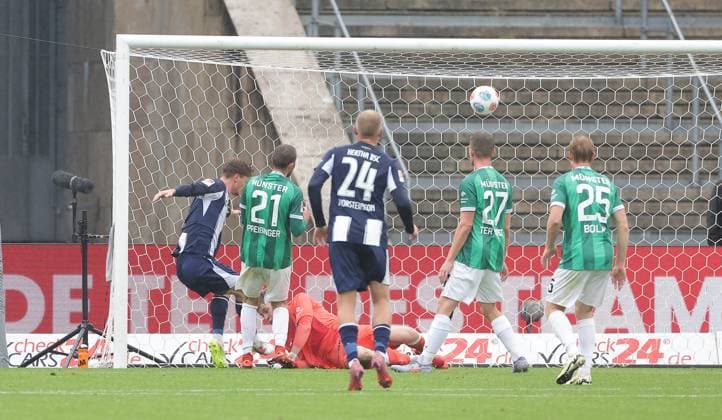 Sebastian Grönning erzielt das Tor zum 1:0 gegen Torwart Johannes Schenk Zweikampf Spielszene Aktion Fußball Fussball DFL 2.Bundesliga Herren 8. Spieltag Saison 2025 2026 04.10.2025 Hertha BSC Berlin vs. Preußen Münster DFL regulations prohibit any use of photographs as image sequences and or quasi-video