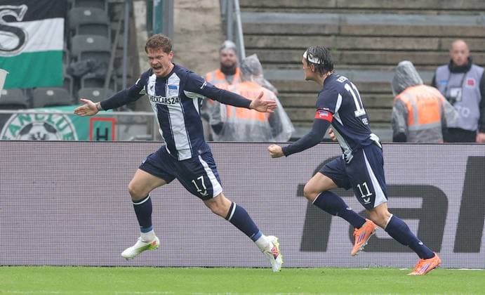 Sebastian Grönning jubelt nach 1:0 mit Fabian Reese Freude Emotion Jubel Fußball Fussball DFL 2.Bundesliga Herren 8. Spieltag Saison 2025 2026 04.10.2025 Hertha BSC Berlin vs. Preußen Münster DFL regulations prohibit any use of photographs as image sequences and or quasi-video