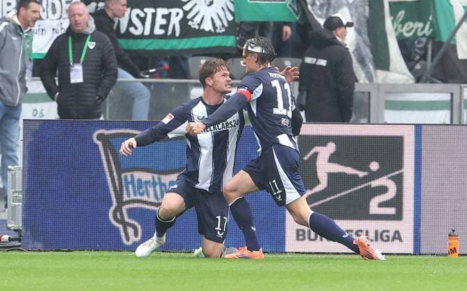 Sebastian Grönning jubelt nach 1:0 mit Fabian Reese Freude Emotion Jubel Fußball Fussball DFL 2.Bundesliga Herren 8. Spieltag Saison 2025 2026 04.10.2025 Hertha BSC Berlin vs. Preußen Münster DFL regulations prohibit any use of photographs as image sequences and or quasi-video