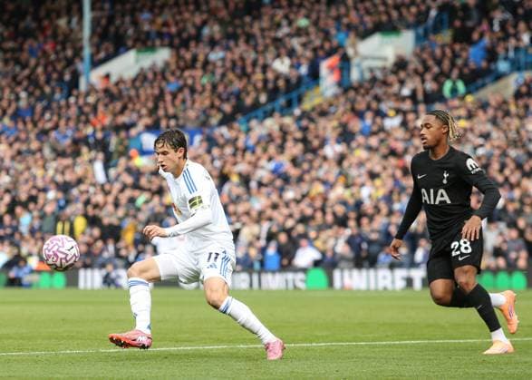 Premier League Leeds United v Tottenham Hotspur Brenden Aaronson of Leeds United in action during the Premier League match Leeds United vs Tottenham Hotspur at Elland Road, Leeds, United Kingdom, 4th October 2025 (Photo by Richard Bierton News Images) Leeds Elland Road West Yorkshire United Kingdom Copyright: xRichardxBierton NewsxImagesx