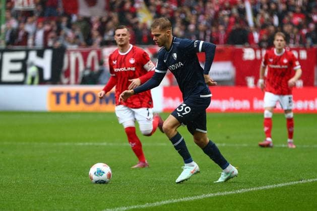 04.10.2025, xmohx, Fussball 2.Bundesliga, 1.FC Kaiserslautern - VfL Bochum v.l. Leandro Morgalla (VfL Bochum) (DFL DFB REGULATIONS PROHIBIT ANY USE OF PHOTOGRAPHS as IMAGE SEQUENCES and or QUASI-VIDEO) Kaiserslautern