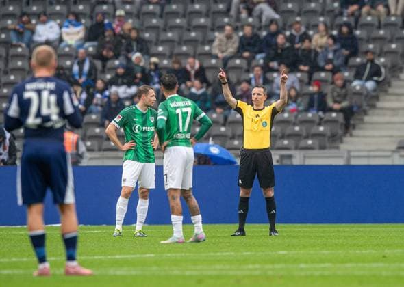 Fussball, Herren, Saison 2025 2026, 2. Bundesliga (8. Spieltag), Hertha BSC - SC Preußen Münster, Schiedsrichter Lukas Benen nimmt das vermeintliche Tor zum 1:0 durch Fabian Reese (Hertha BSC) wegen Abseits zurück, 04.10. 2025, Copyright: xSebastianxRäppold MatthiasxKochx