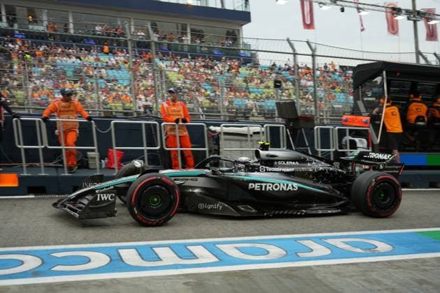 04.10.2025, Marina Bay Street Circuit, Singapore, FORMULA 1 SINGAPORE AIRLINES SINGAPORE GRAND PRIX 2025 , im Bild Andrea Kimi Antonelli (ITA), Mercedes-AMG Petronas Formula One Team (Photo by Hasan Bratic DeFodi Images) 04 10 2025, Marina Bay Street Circuit, Singapore, FORMULA 1 SINGAPORE AIRLINES SINGAPORE GRAND PRIX 2025 , in the picture Andrea Kimi Antonelli ITA , Mercedes AMG Petronas Formula One Team Photo by Hasan Bratic DeFodi Images