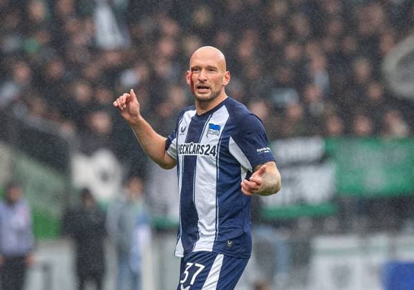 Sport Bilder des Tages Fussball, Herren, Saison 2025 2026, 2. Bundesliga (8. Spieltag), Hertha BSC - SC Preußen Münster, Toni Leistner (Hertha BSC) mit blutiger Wunde, 04.10. 2025, *** Soccer, Men, Season 2025 2026, 2 Bundesliga 8 Matchday , Hertha BSC SC Preußen Münster, Toni Leistner Hertha BSC with bloody wound, 04 10 2025, Copyright: xSebastianxRäppold MatthiasxKochx