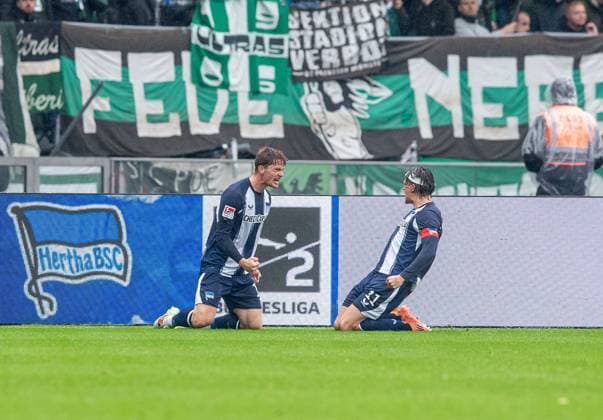 Fussball, Herren, Saison 2025 2026, 2. Bundesliga (8. Spieltag), Hertha BSC - SC Preußen Münster, v.l. Sebastian Grönning (Hertha BSC), Fabian Reese (Hertha BSC), Jubel nach Tor zum 1:0, 04.10. 2025, Copyright: xSebastianxRäppold MatthiasxKochx