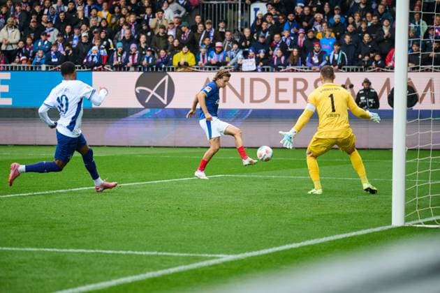 04.10.2025, Fußball, Herren, 2.BL (Bundesliga), Saison 2025 2026, Holstein Kiel - SV Darmstadt 98, 8. Spieltag John Tolkin vergibt Torchance Kiel, Holstein-Stadion Holstein-Stadion Schleswig-Holstein Deutschland